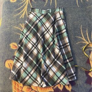 Plaid skirt fully lined with pockets size large